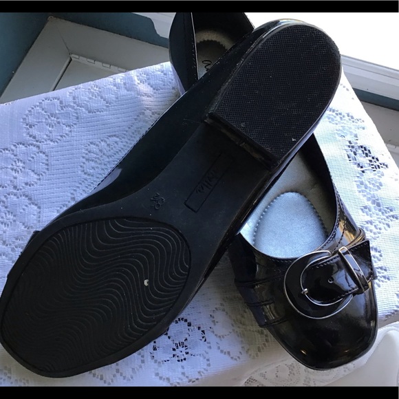 Women’s 8.5 Shiny Black Flats - Picture 2 of 3